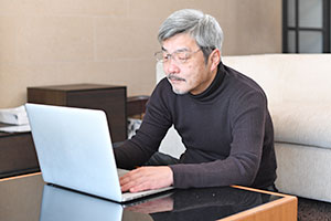 テレワークで外出もできないほど忙しい